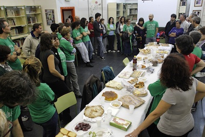 Profesores_alumnos_padres_durante_merienda-cena